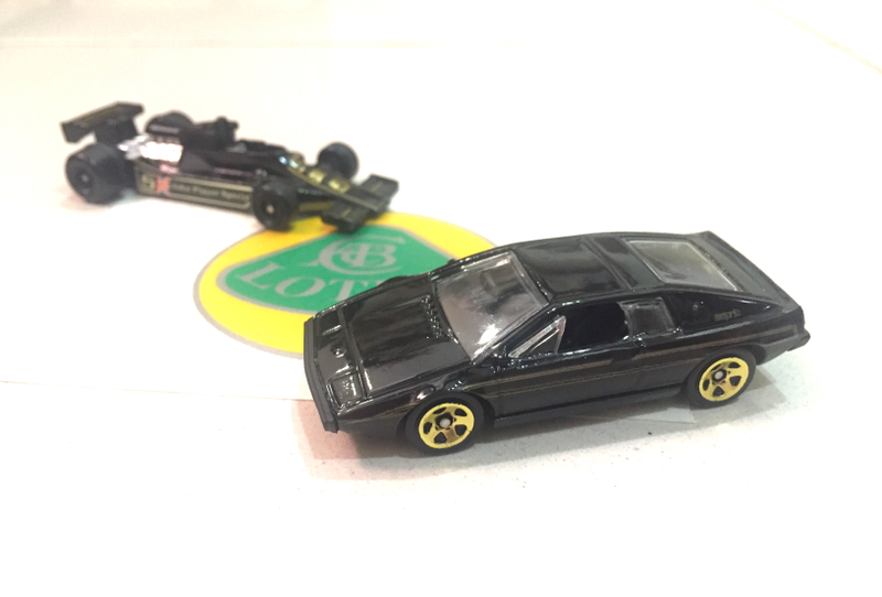 Illustration for article titled Thursday on the Thames - Lotus Esprit S1 & JPS Lotus-Ford 78